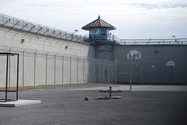 Florida’s Prison System Faces Crisis as Overcrowding, Violence, and Staff Shortages Reach Critical Levels